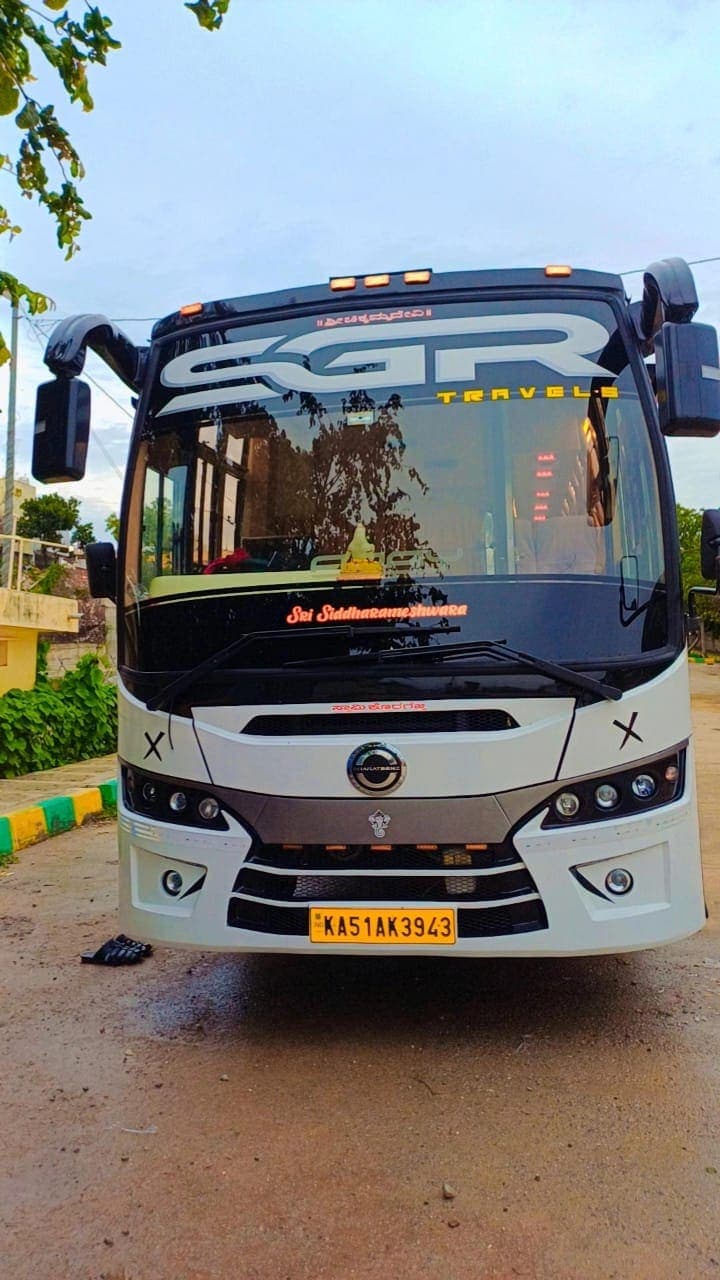 SGR Coach — front exterior